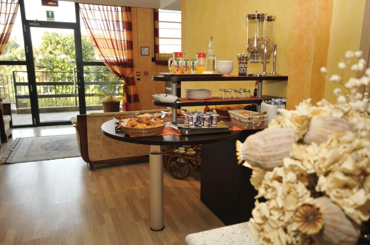 Hotel Visconti Cardano al Campo Kültér fotó