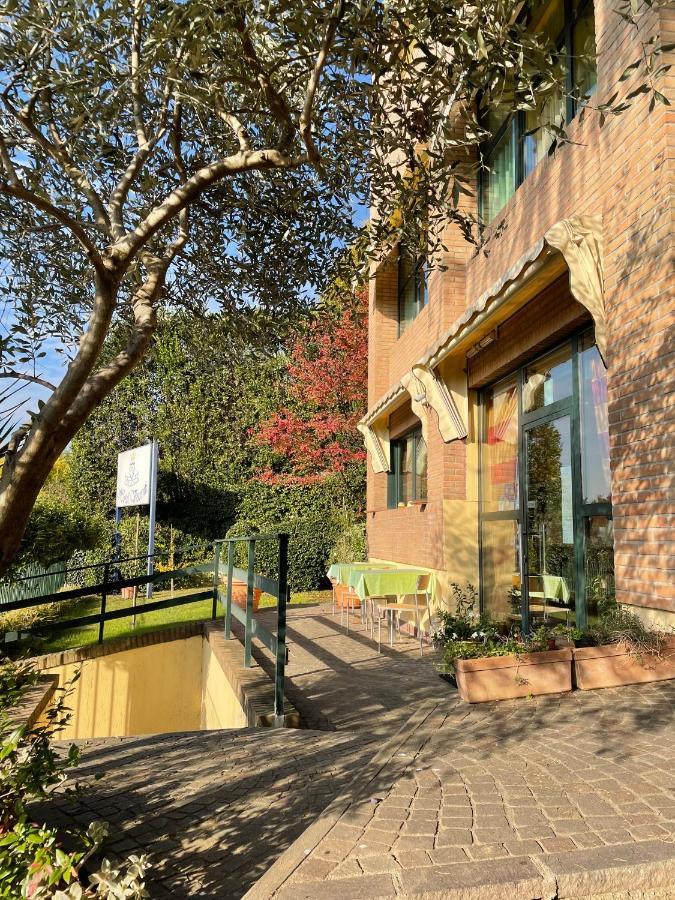 Hotel Visconti Cardano al Campo Kültér fotó