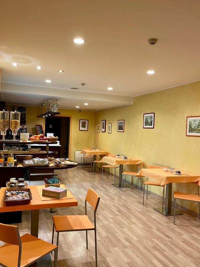 Hotel Visconti Cardano al Campo Kültér fotó