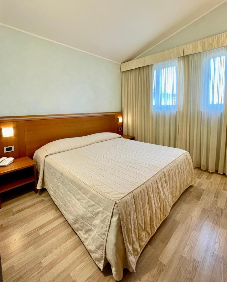 Hotel Visconti Cardano al Campo Kültér fotó