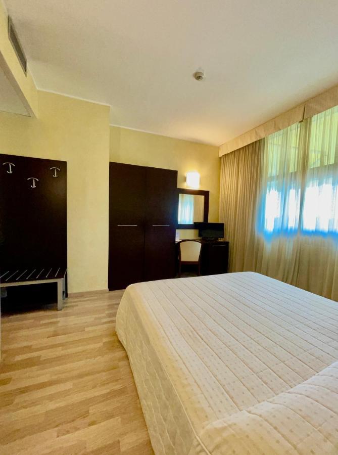 Hotel Visconti Cardano al Campo Kültér fotó