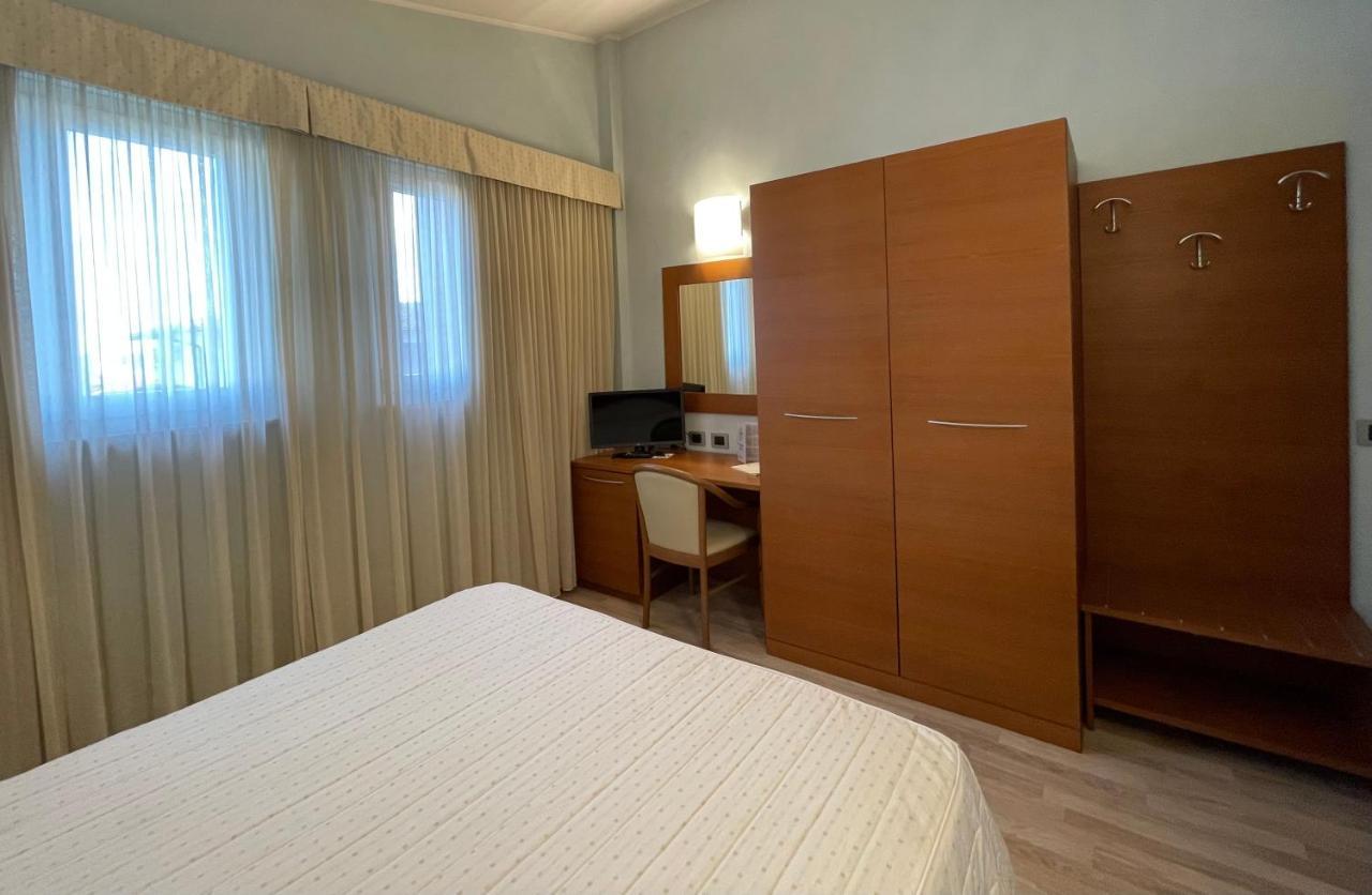 Hotel Visconti Cardano al Campo Kültér fotó
