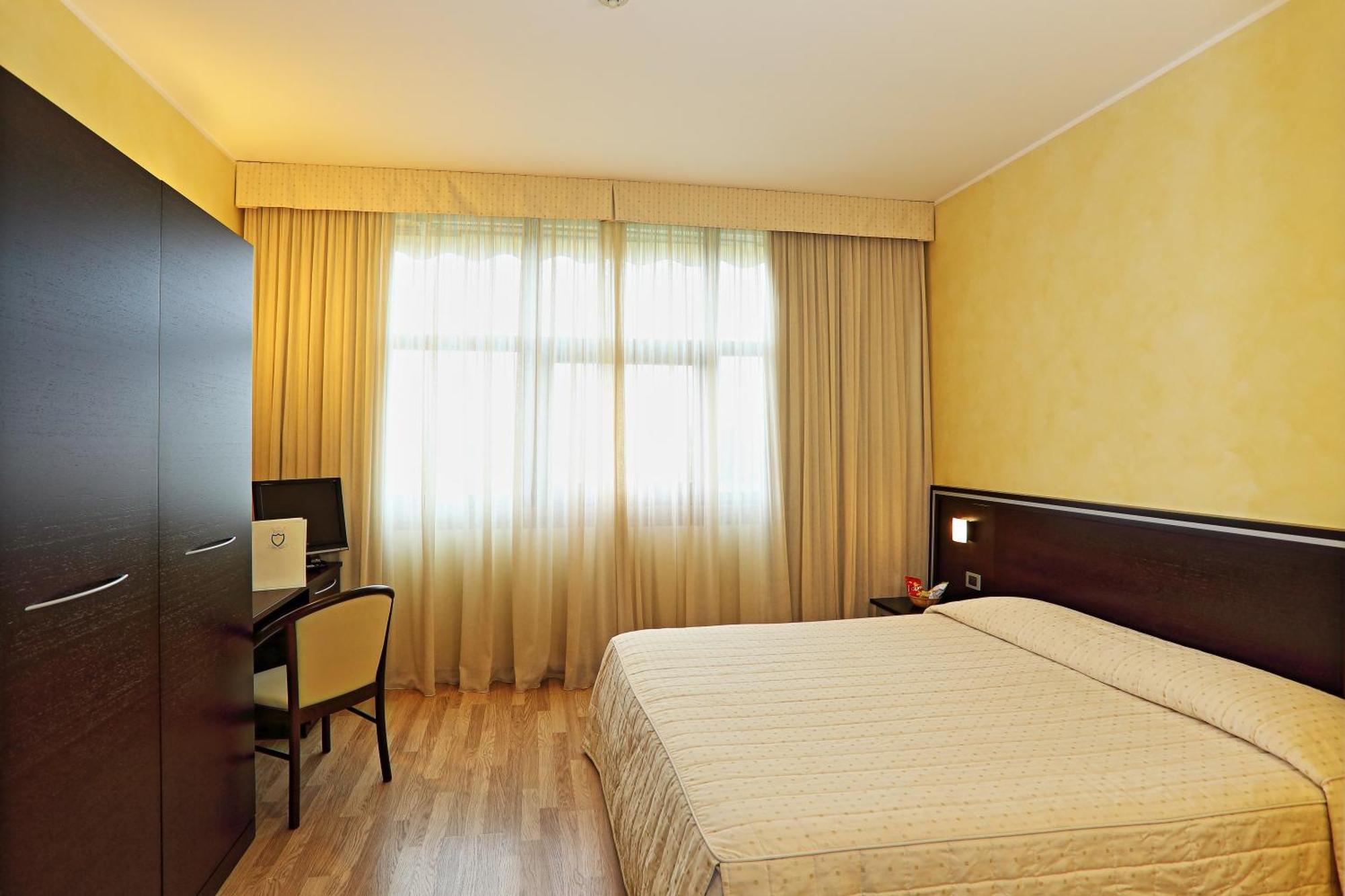 Hotel Visconti Cardano al Campo Kültér fotó