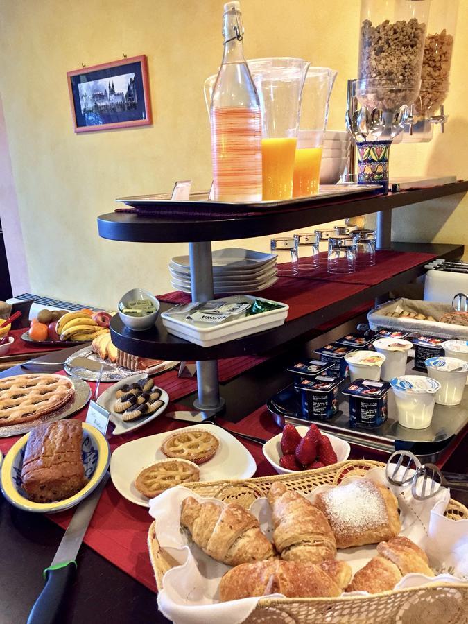 Hotel Visconti Cardano al Campo Kültér fotó