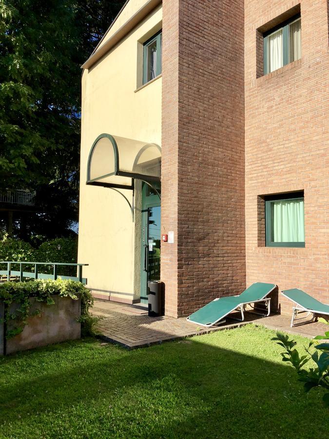 Hotel Visconti Cardano al Campo Kültér fotó