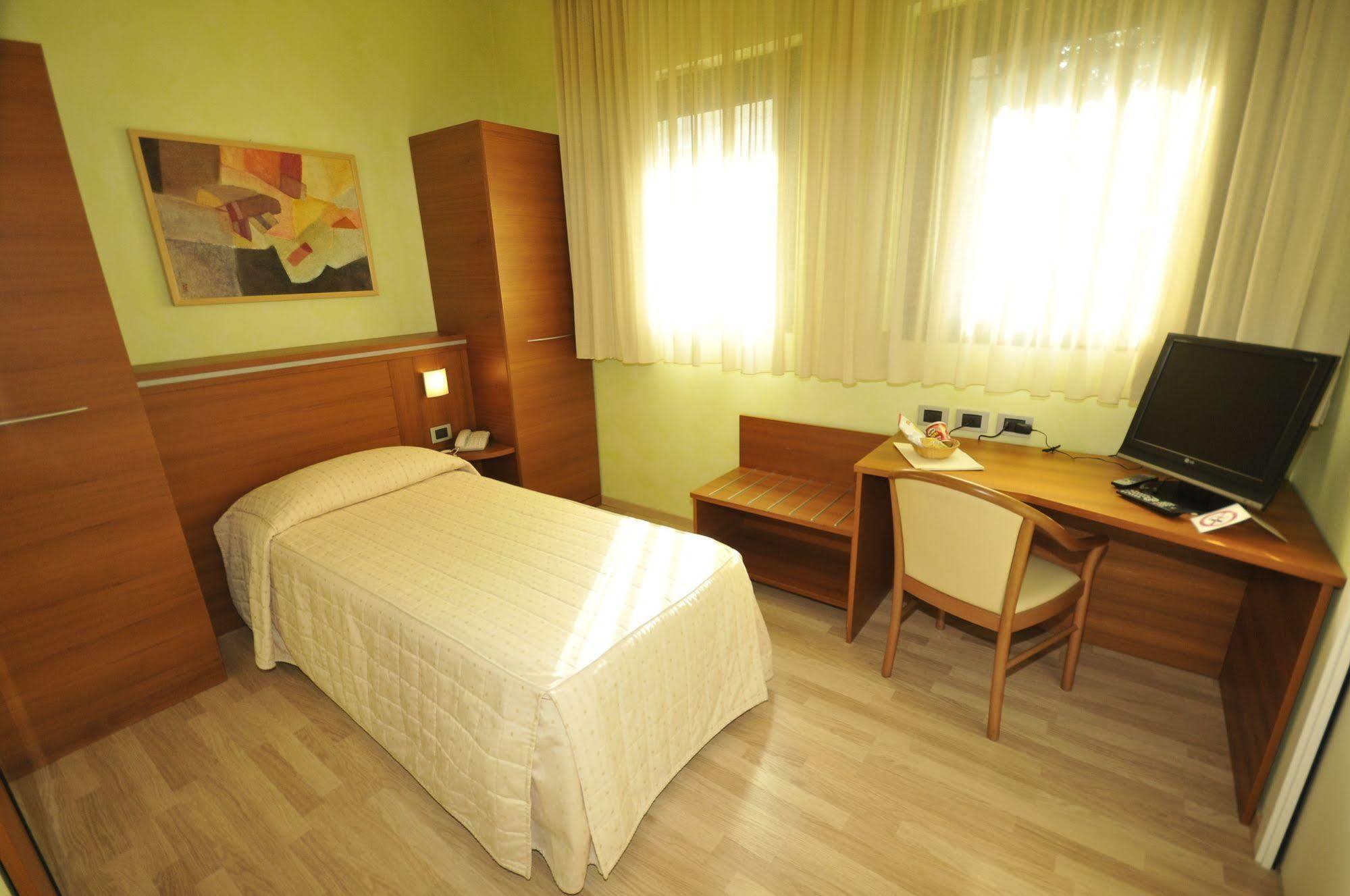 Hotel Visconti Cardano al Campo Kültér fotó
