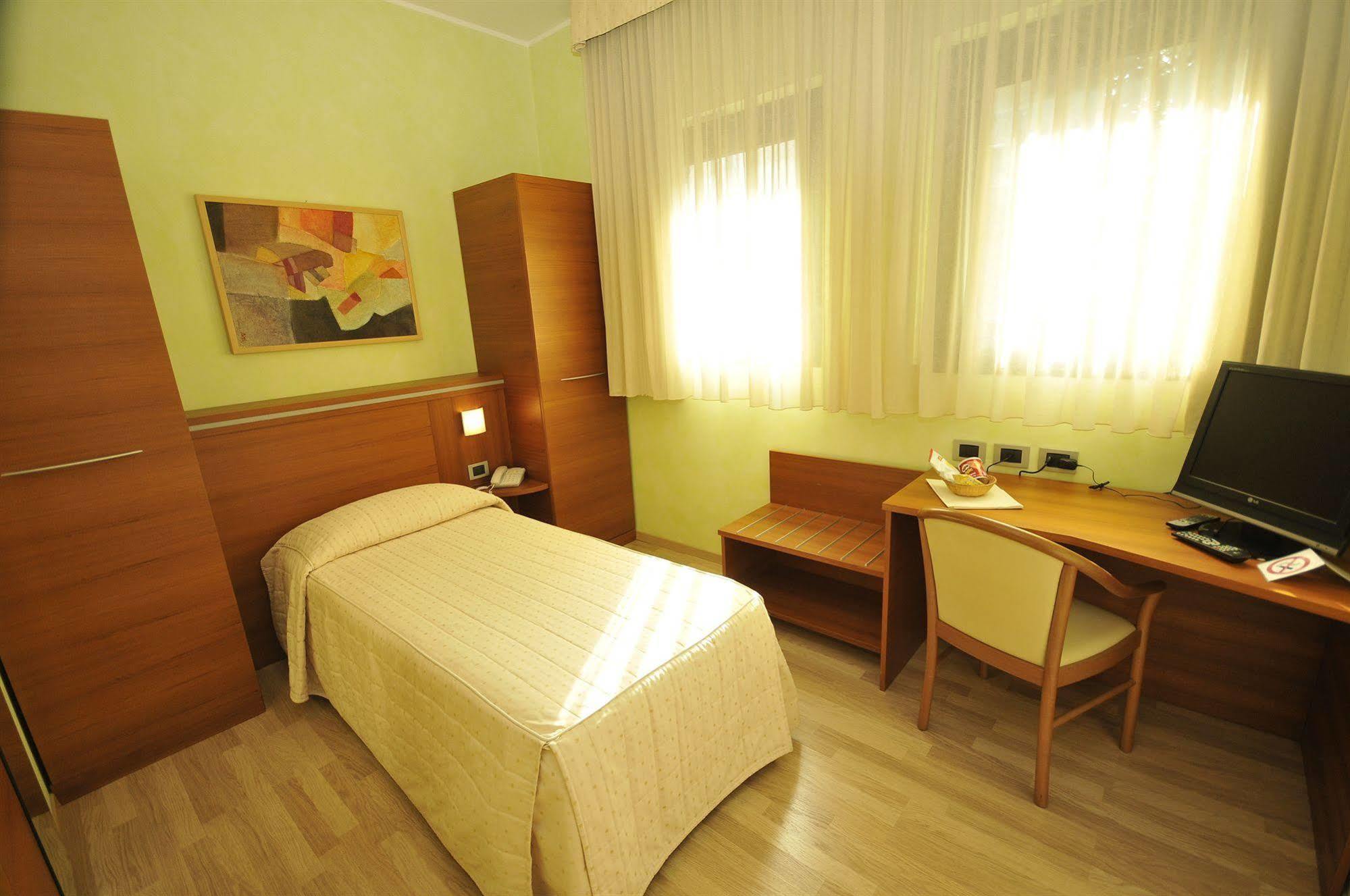 Hotel Visconti Cardano al Campo Kültér fotó
