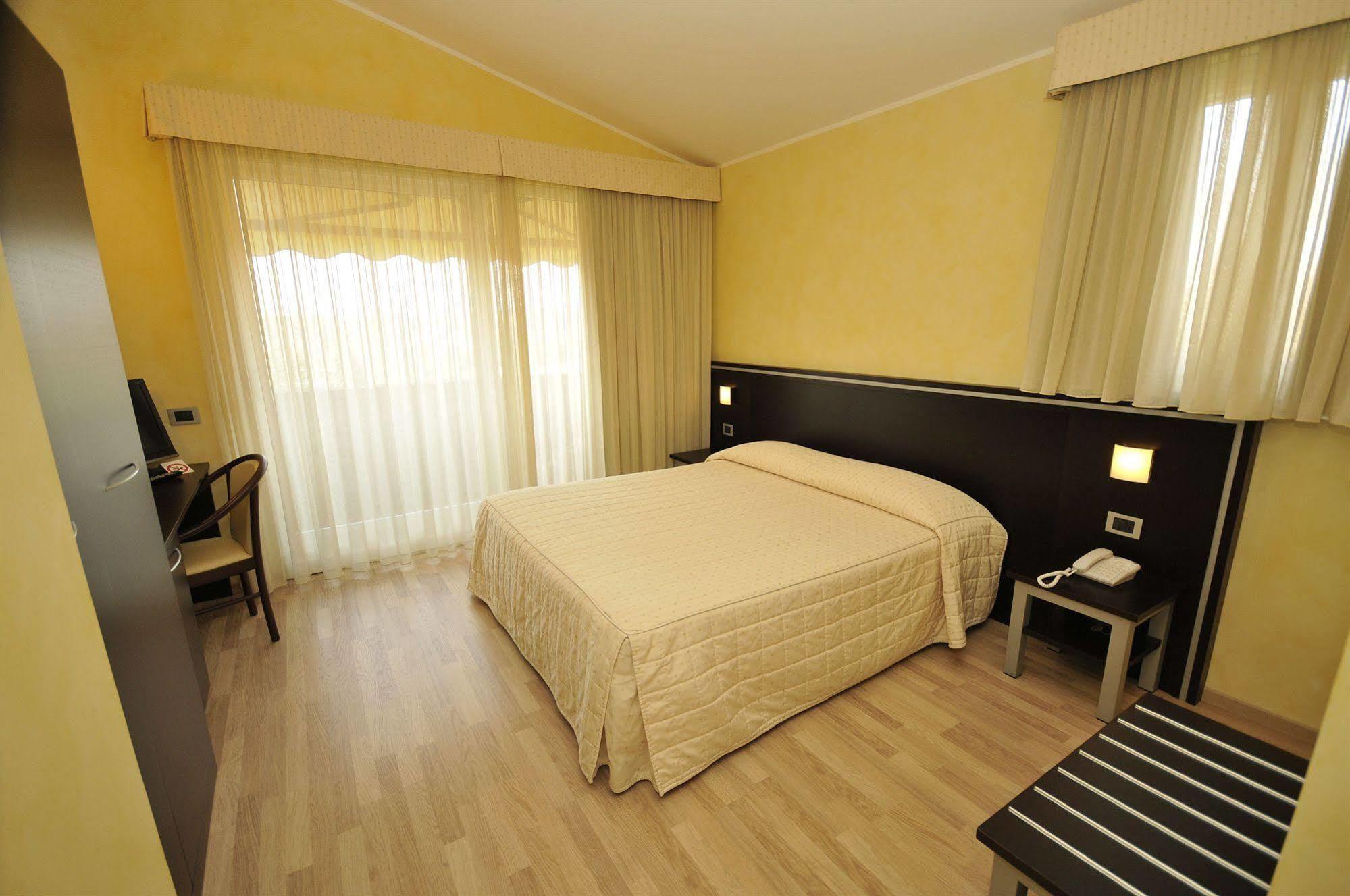 Hotel Visconti Cardano al Campo Kültér fotó