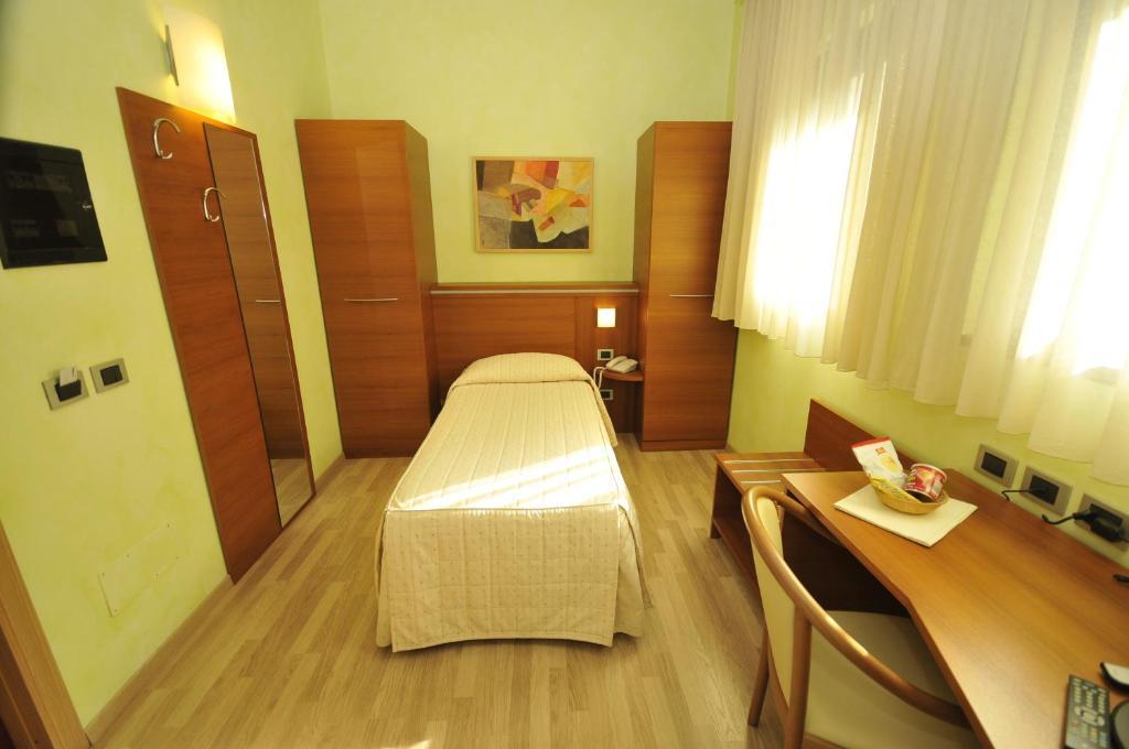 Hotel Visconti Cardano al Campo Szoba fotó